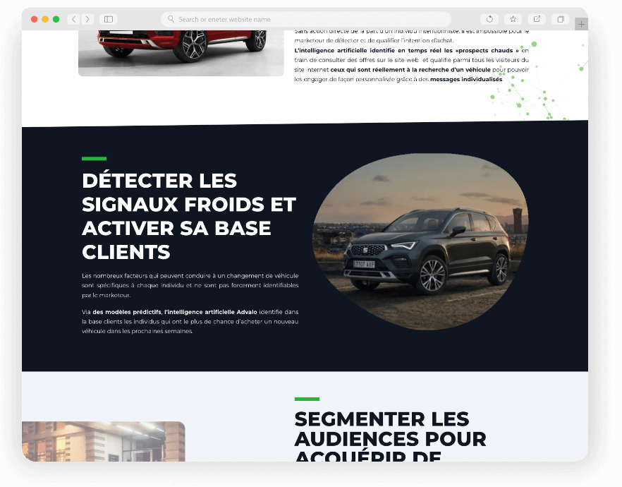 SUV gris stationné au coucher du soleil.