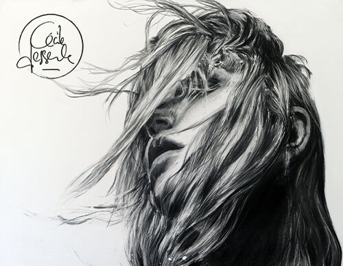 Portrait captivant d'une femme aux cheveux ébouriffés.