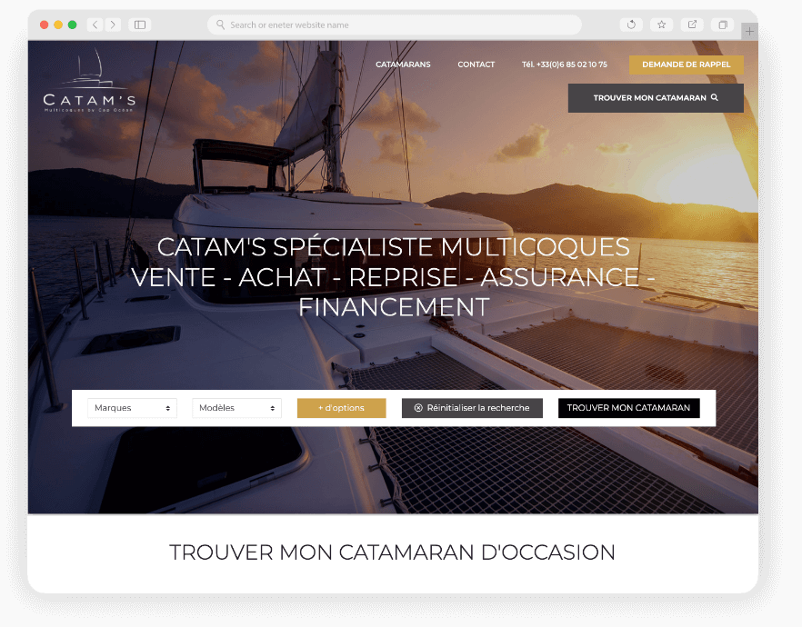 Catamaran au coucher de soleil sur la mer.