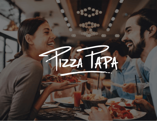 Groupe d'amis partageant une pizza savoureuse.