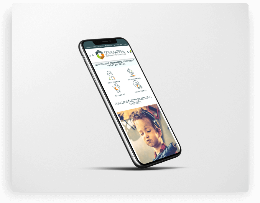 Smartphone affichant un site web professionnel.