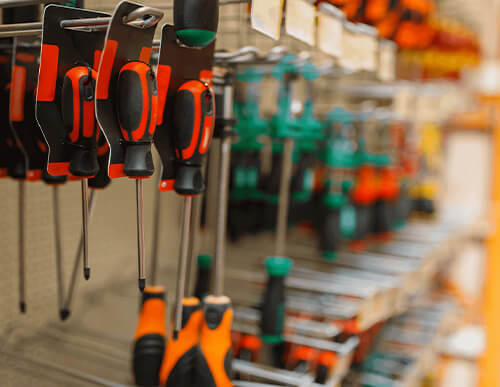 Étagère de tournevis dans un magasin de bricolage.