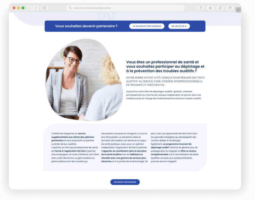 Professionnel discutant avec une cliente souriante.