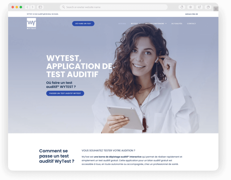 Femme utilisant l'application Wytest pour tests auditifs.