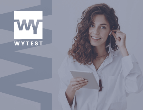 Femme souriante avec tablette et logo Wytest.