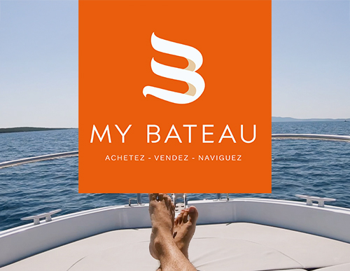 Logo My Bateau sur fond océan, bateau, pieds.