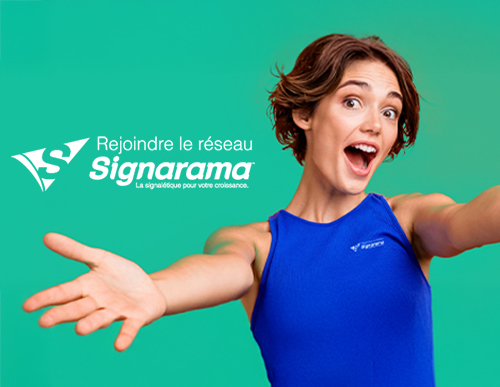 Femme joyeuse, publicité Signarama, fond vert.