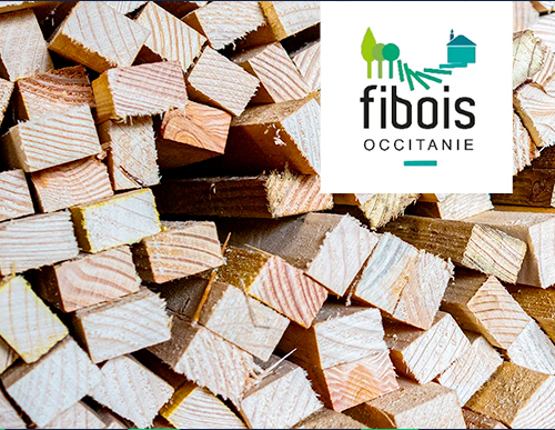 Tas de planches de bois, logo Fibois Occitanie.