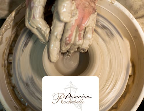 Potier façonnant l'argile sur un tour.