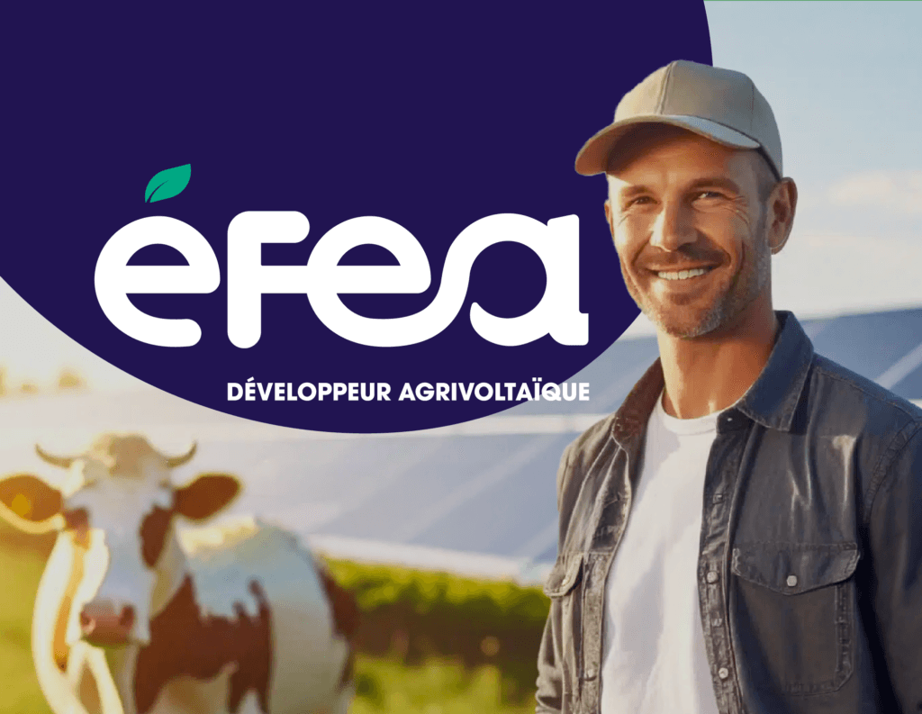 Homme souriant près d'une vache et de panneaux solaires