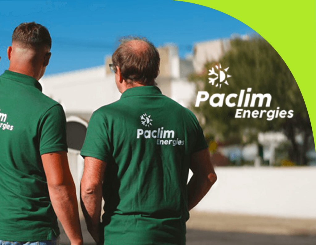 Deux employés de Paclim Energies en uniforme
