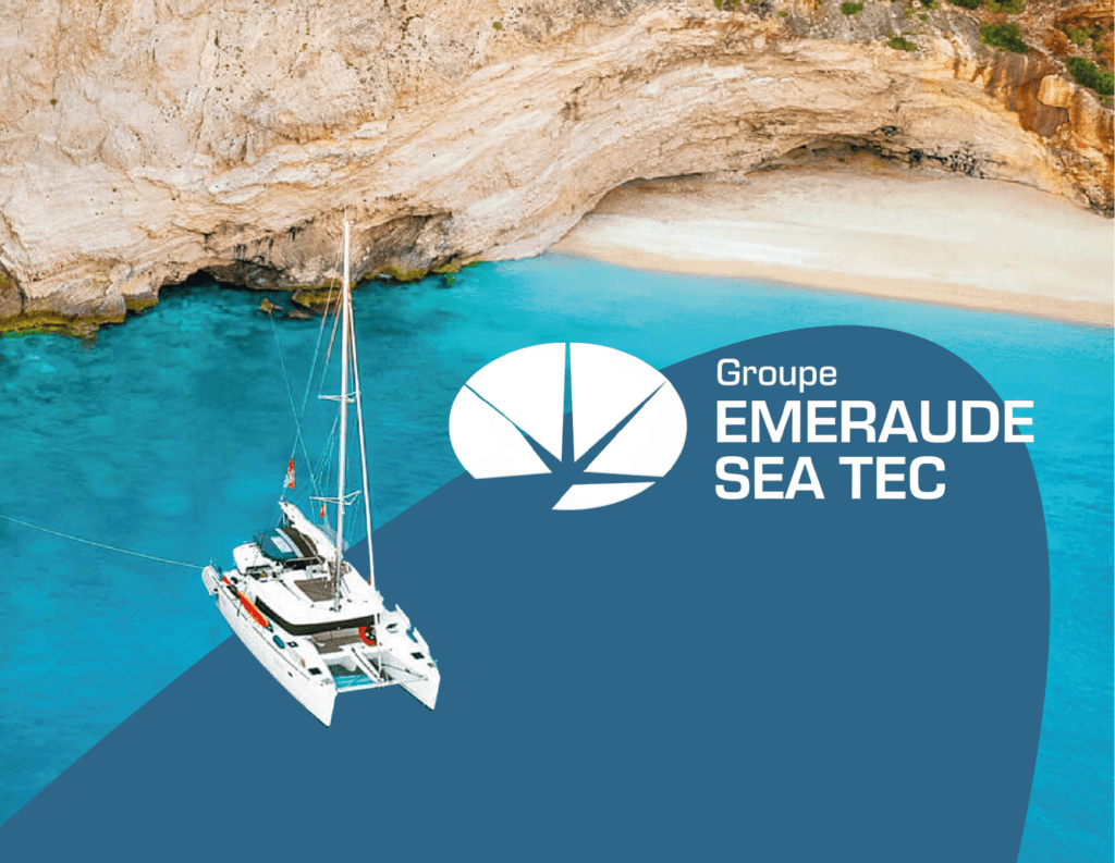 Voilier ancré dans une crique pittoresque.