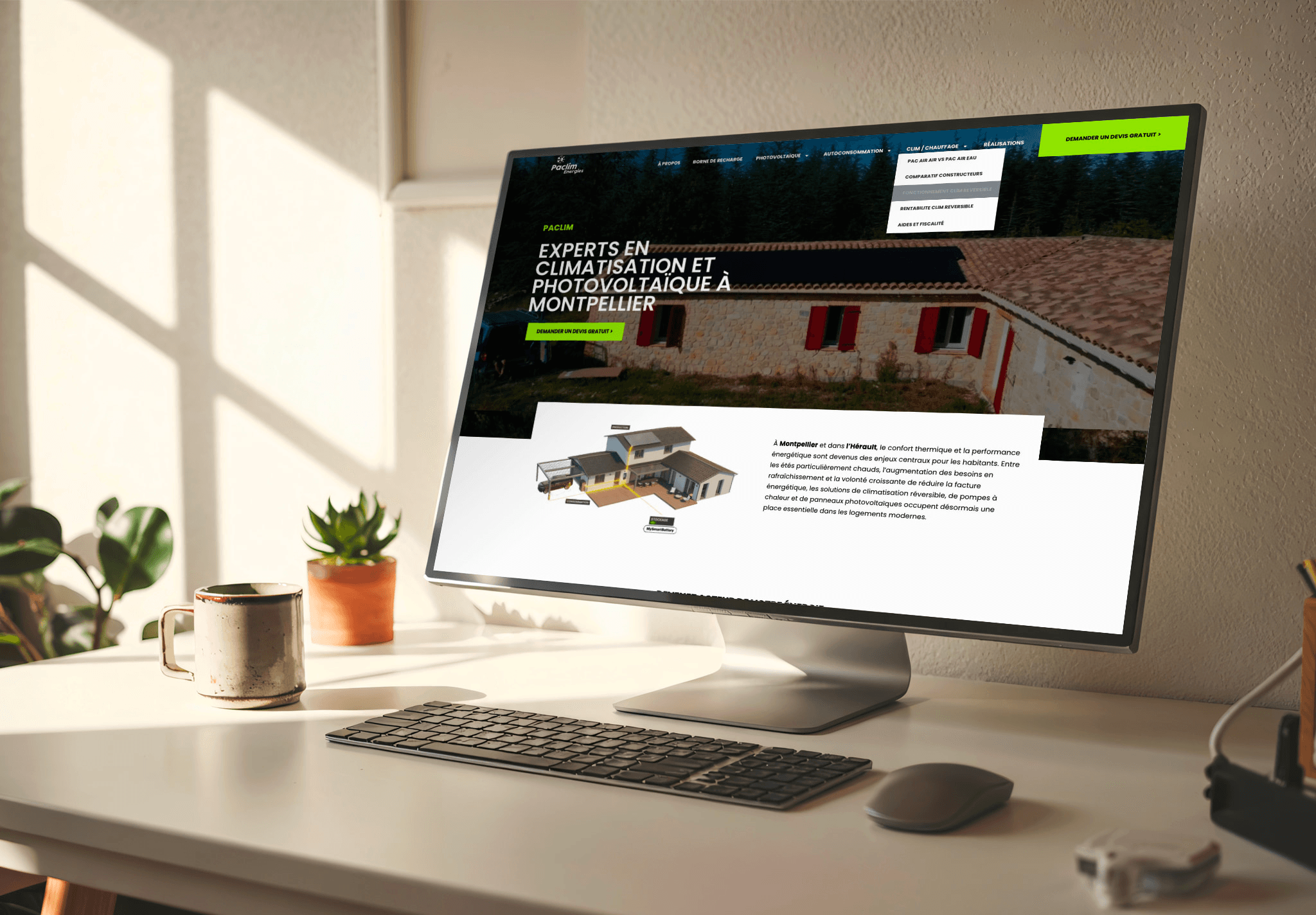 Ordinateur sur bureau avec site web affiché